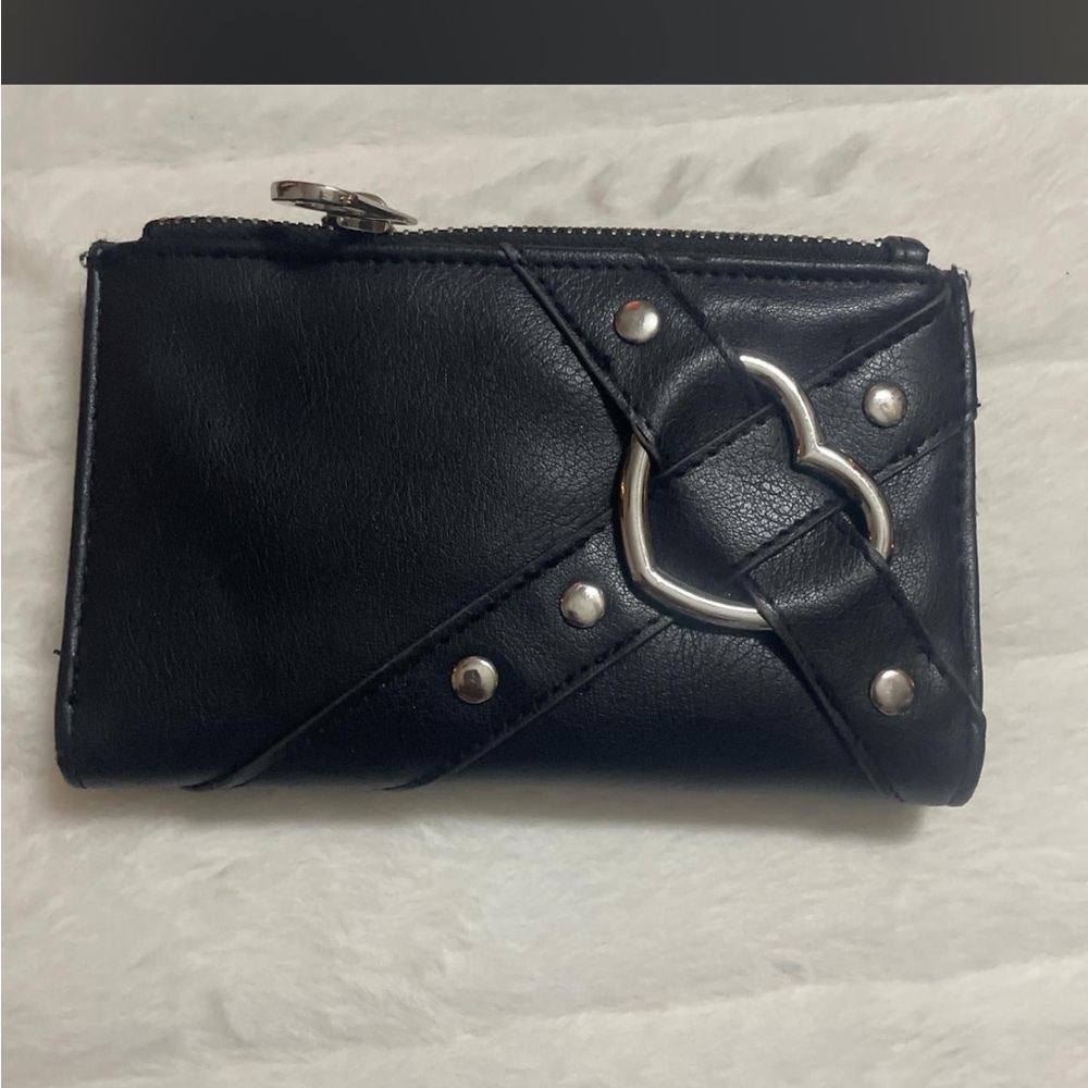 Black Heart-Accent Women's Wallet - Stylish Zip Closure emo punk goth